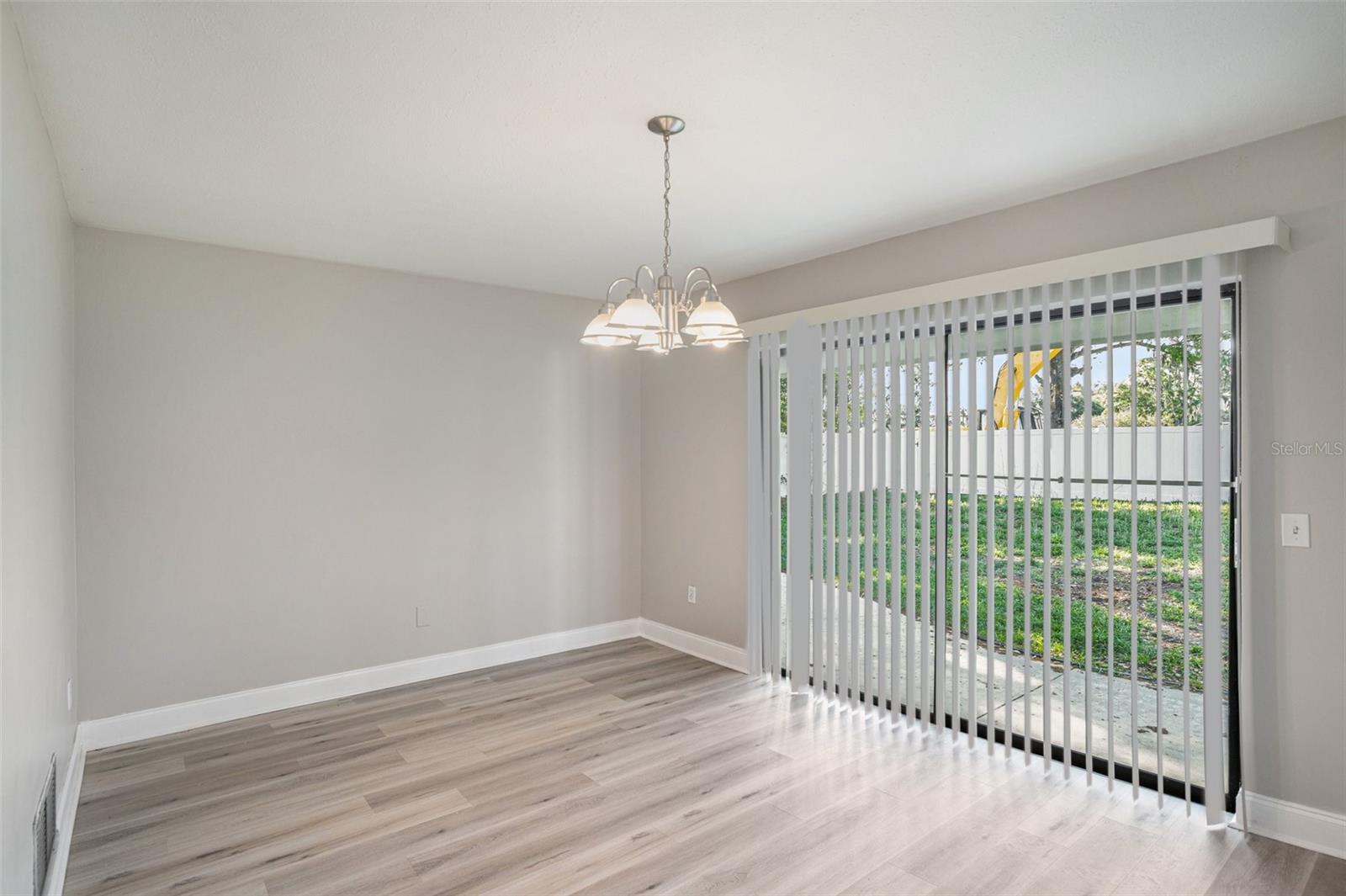 Listing photo id 5 for 1027 Pinegrove Drive