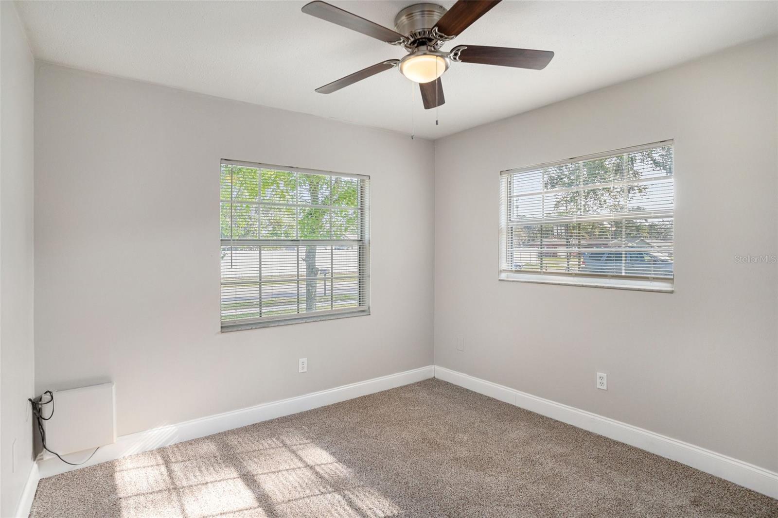 Listing photo id 6 for 1027 Pinegrove Drive