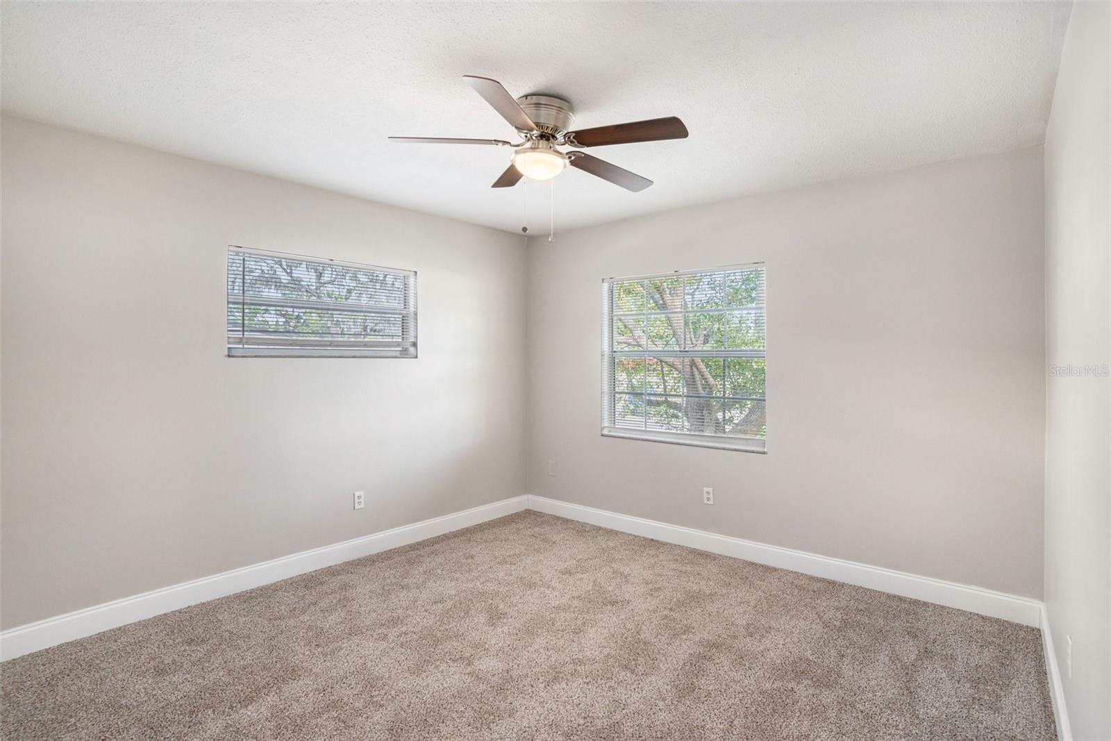 Listing photo id 7 for 1027 Pinegrove Drive