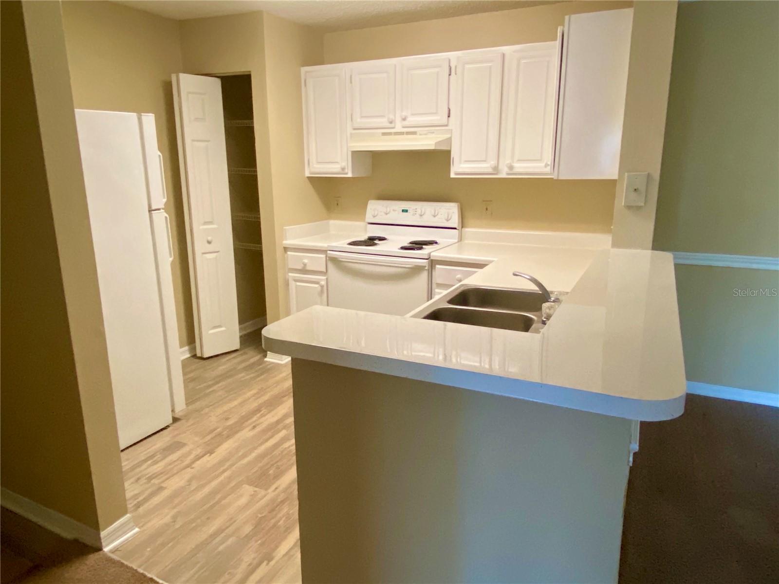 Image 3 of 29 For 1989 Summer Club Drive 305