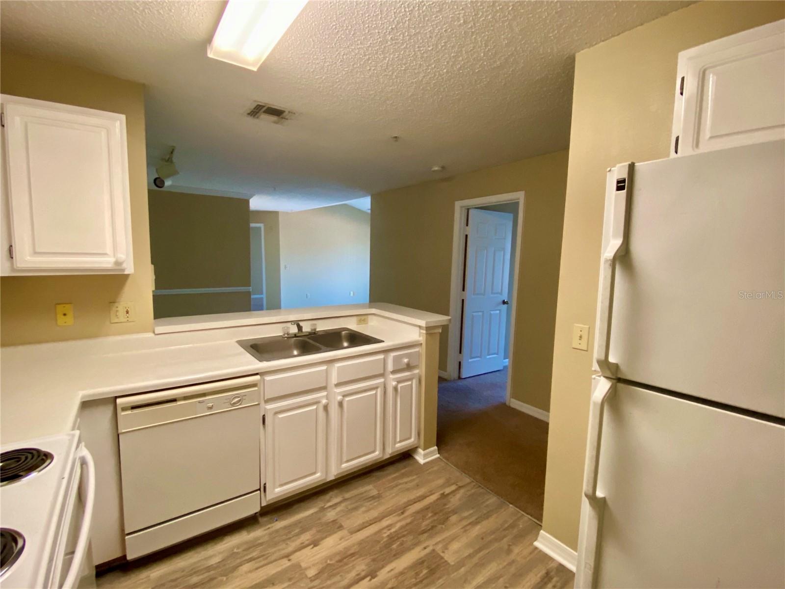 Image 4 of 29 For 1989 Summer Club Drive 305