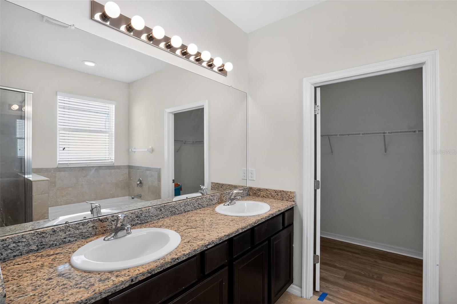 Image 28 of 38 For 11406 Warren Oaks Place