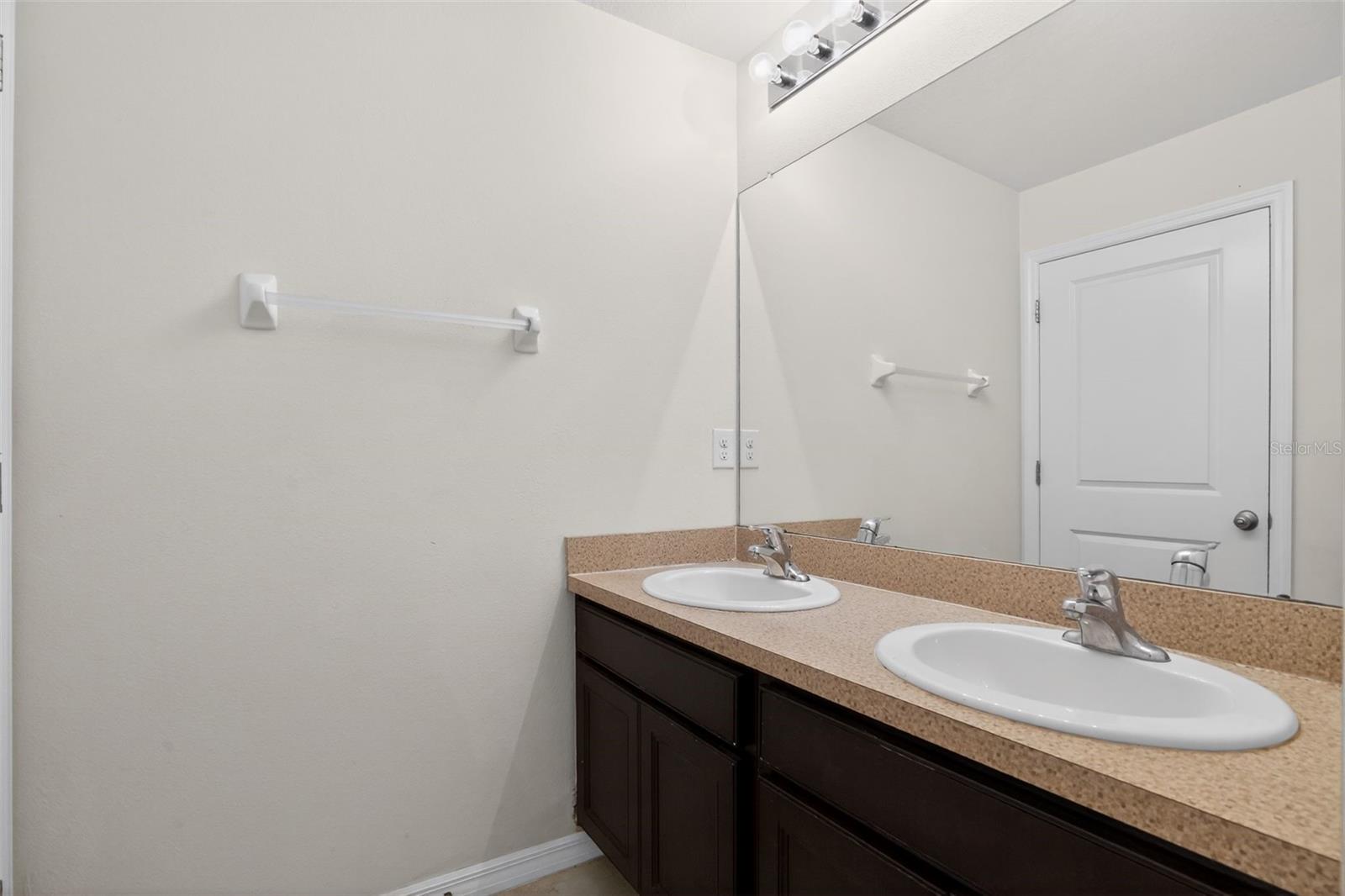 Image 29 of 38 For 11406 Warren Oaks Place