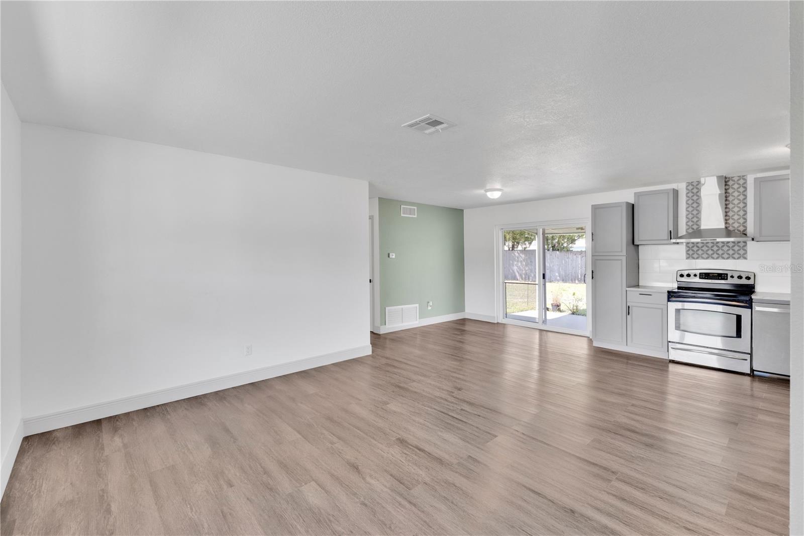 Image 4 of 30 For 1326 Stetson Court