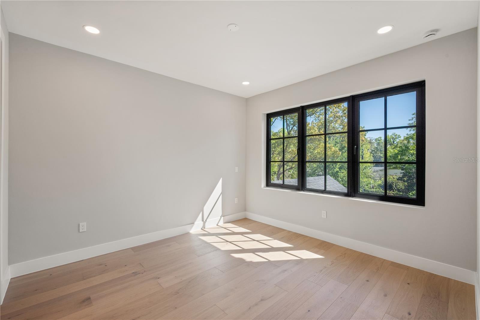 Image 20 of 41 For 785 Phelps Avenue