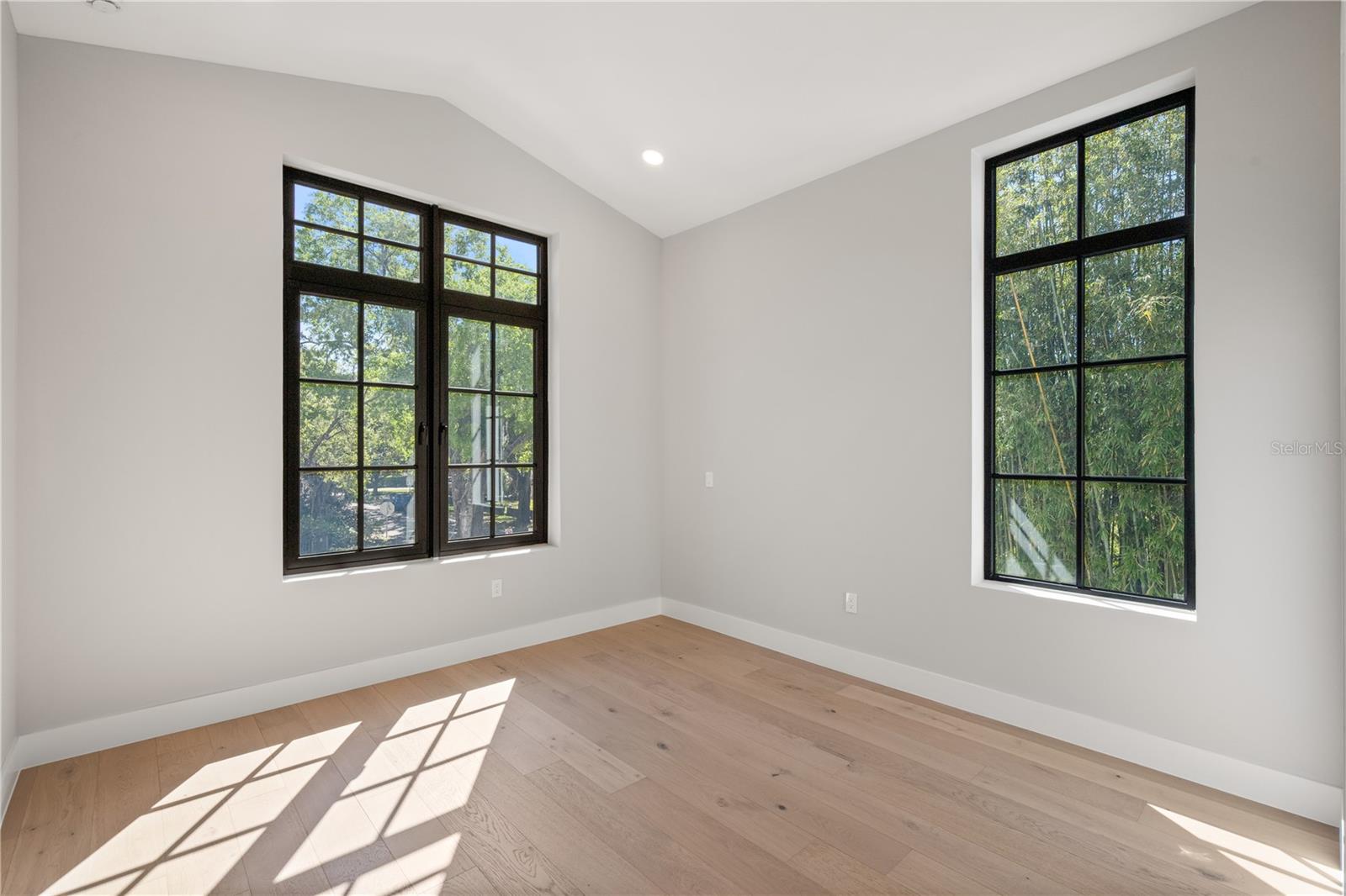 Image 24 of 41 For 785 Phelps Avenue