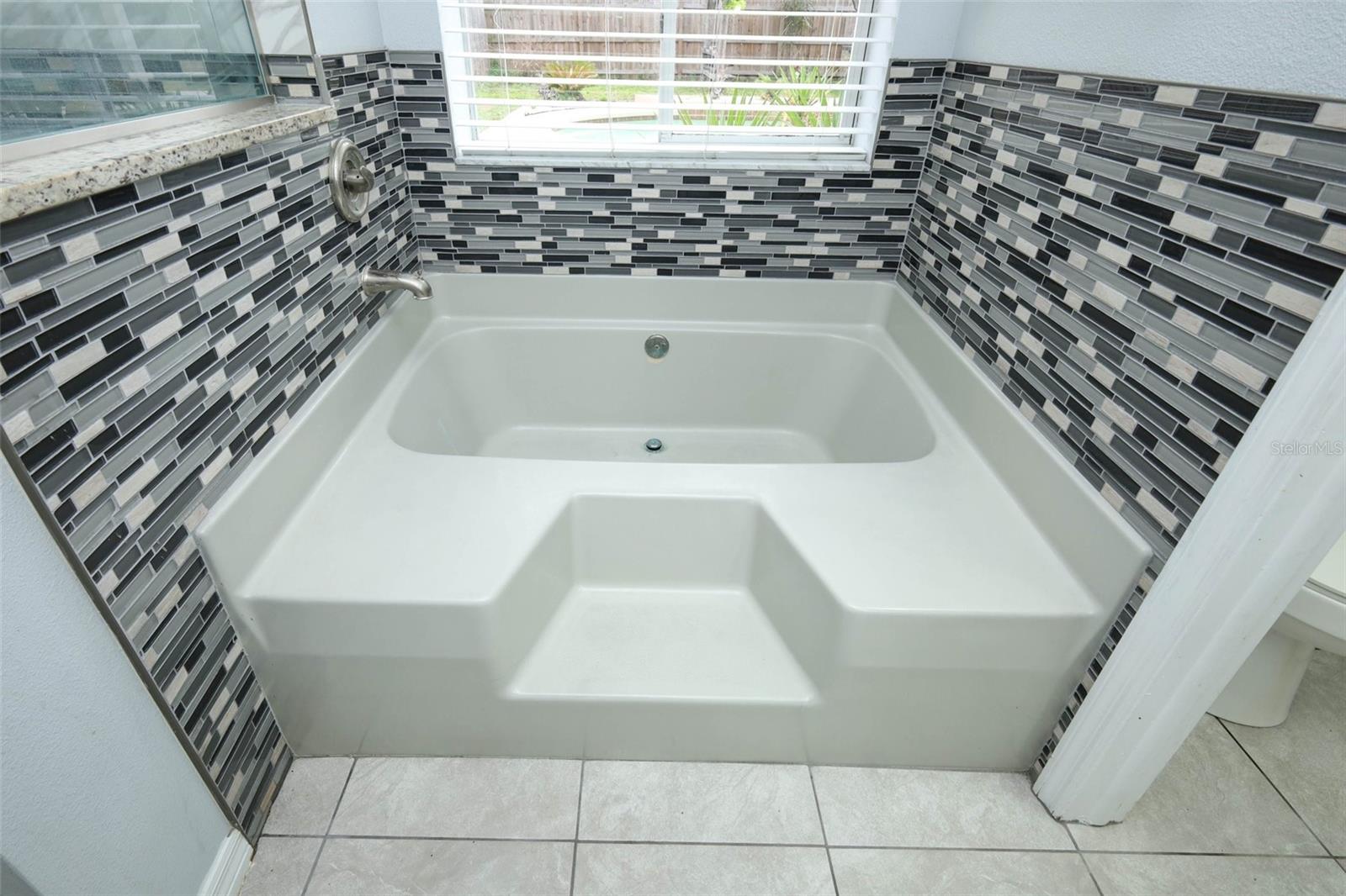 Image 16 of 48 For 705 Silversmith Circle