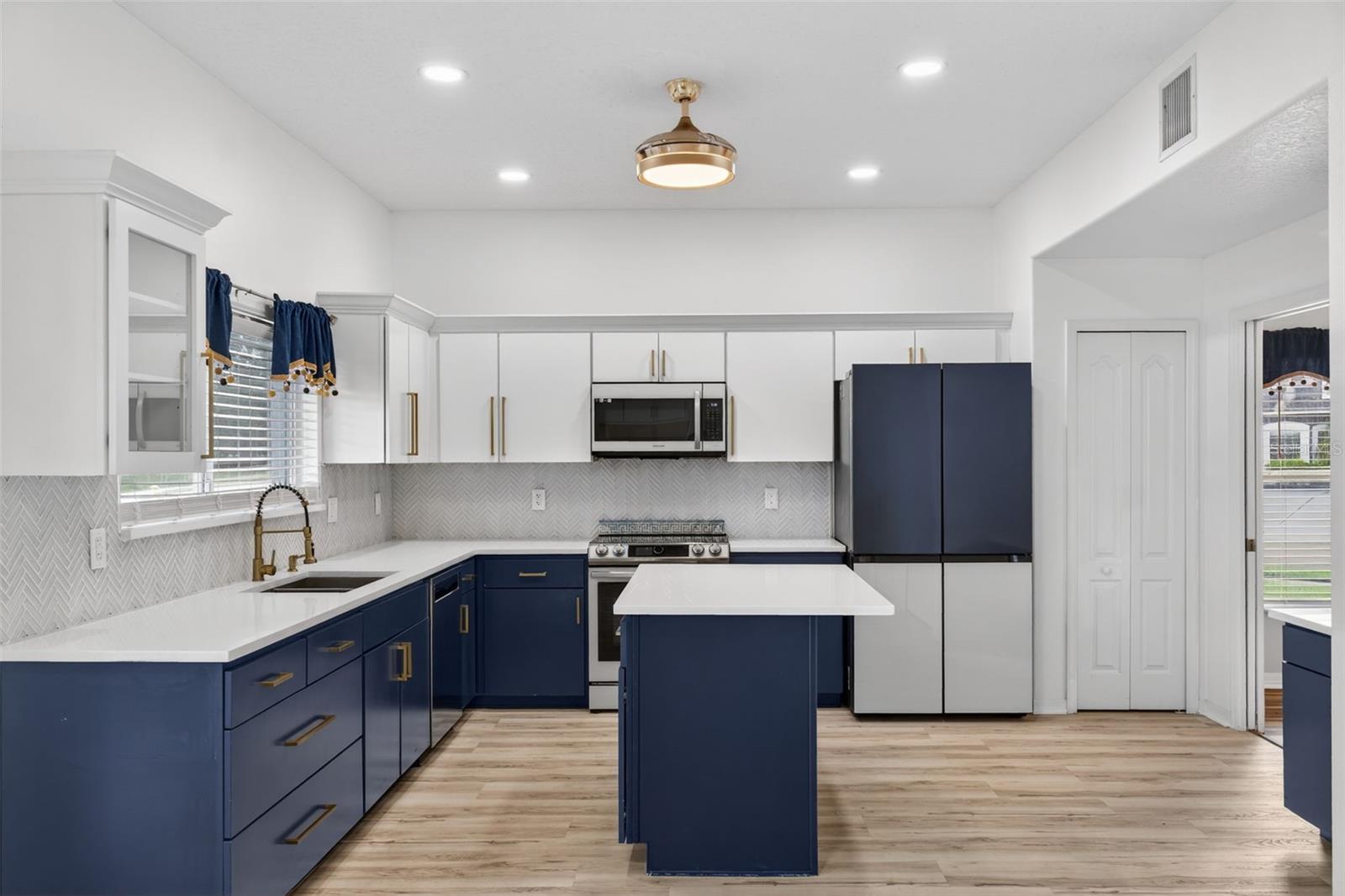 Image 30 of 89 For 15162 Spinnaker Cove Lane