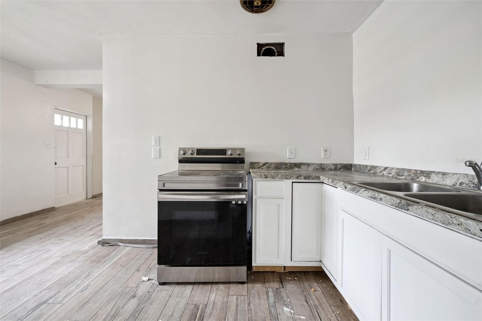 Image 13 of 38 For 617 Beverly Avenue