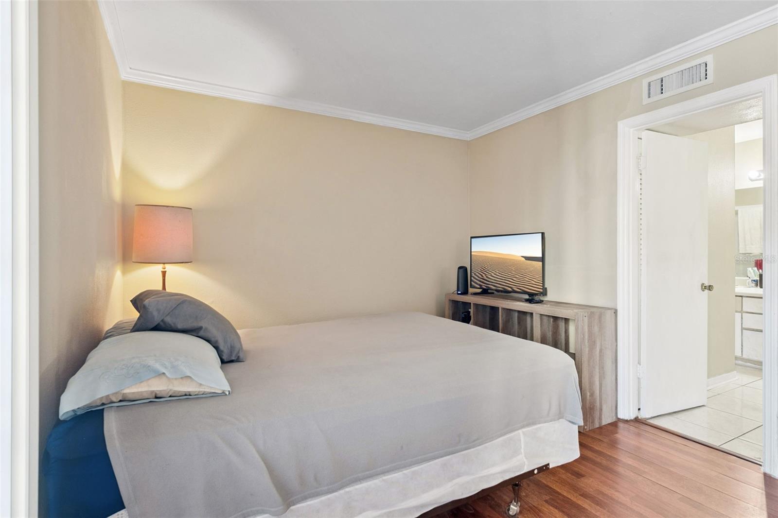 Image 6 of 50 For 425 Wymore Road 201