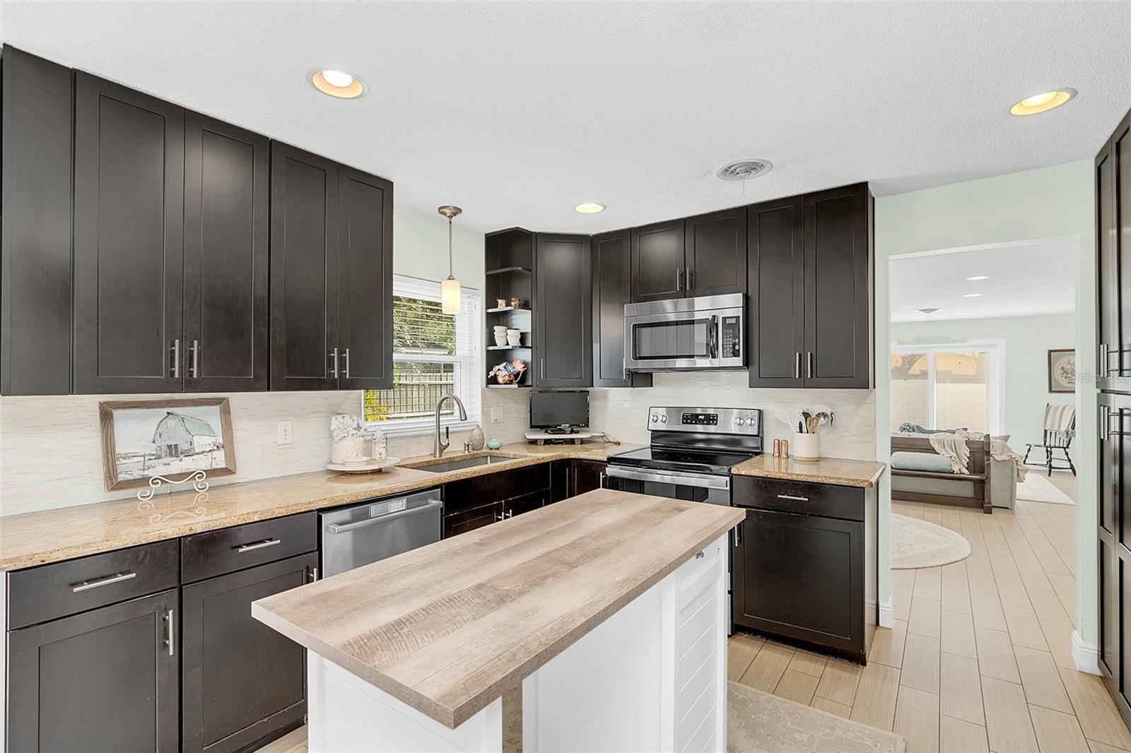 Image 17 of 30 For 2120 Deloraine Trail