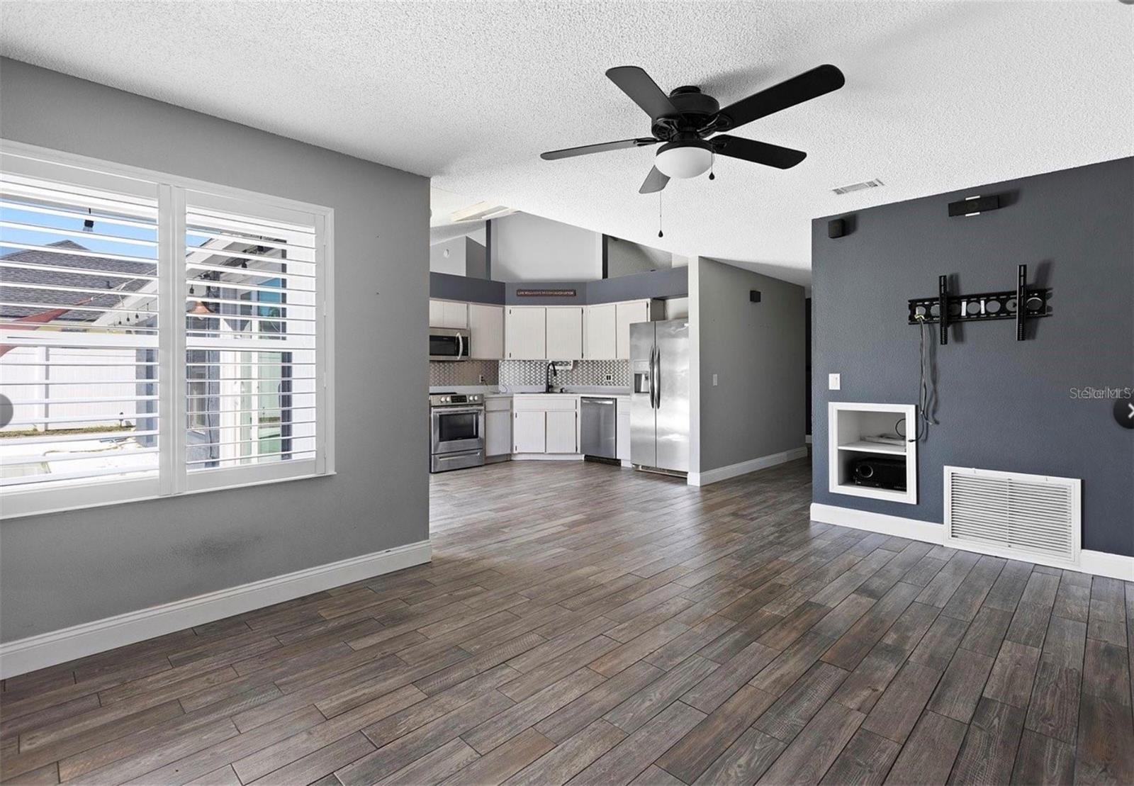 Image 4 of 11 For 5517 Loma Vista Drive E