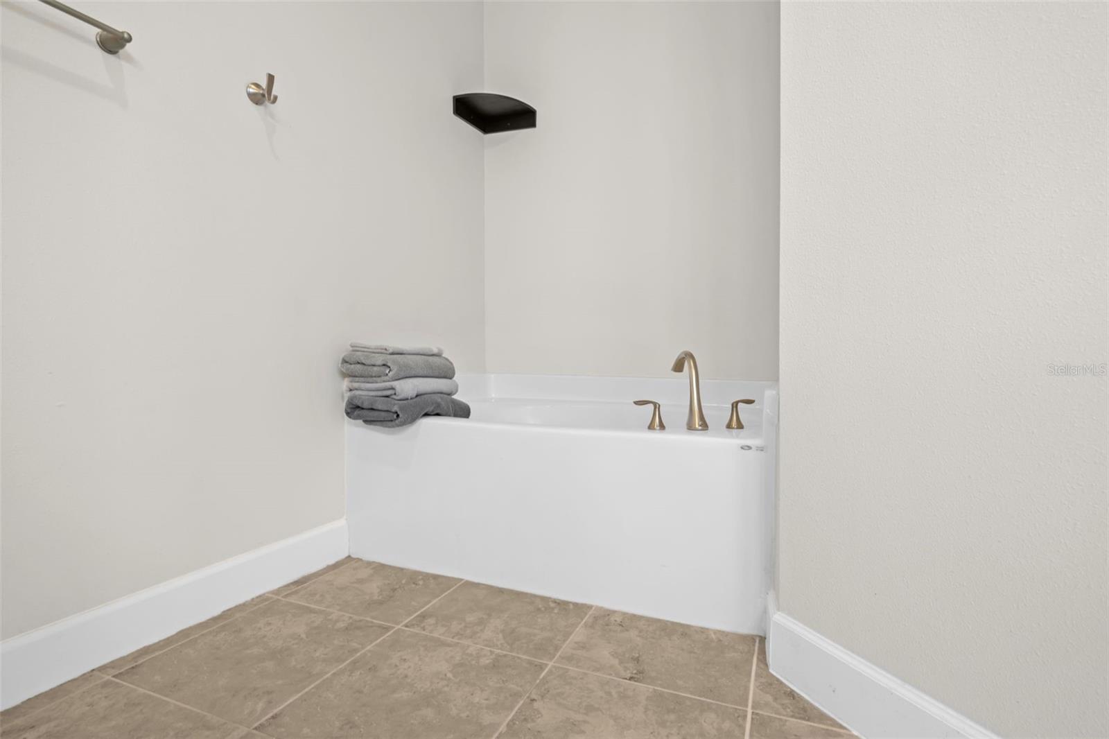 Image 26 of 45 For 695 Lantana Street