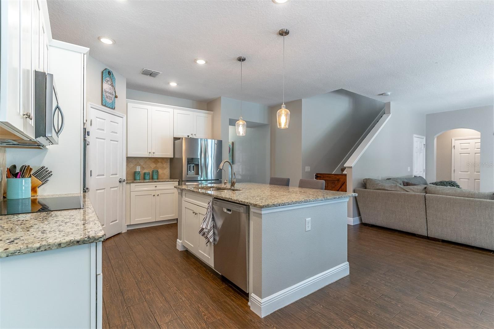 Image 15 of 42 For 689 Seven Oaks Boulevard