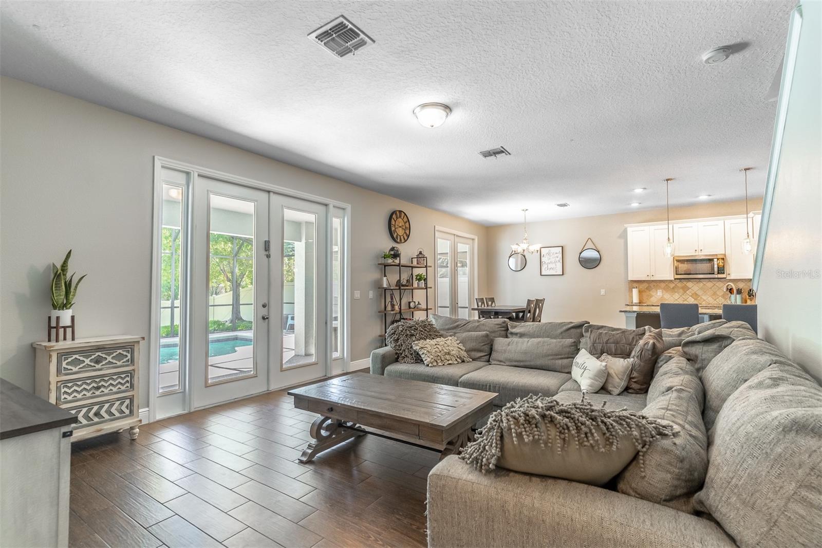 Image 18 of 42 For 689 Seven Oaks Boulevard