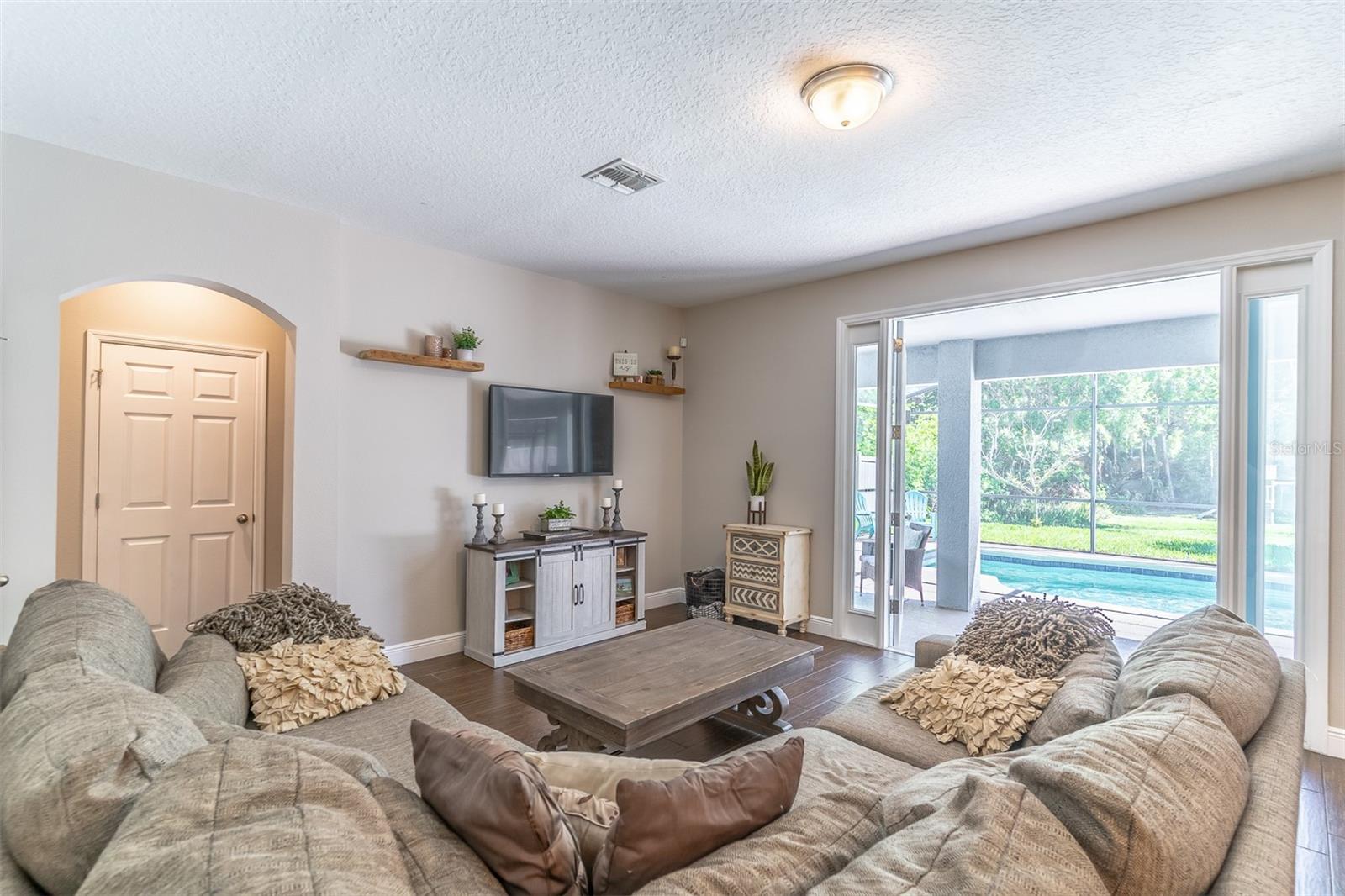 Image 20 of 42 For 689 Seven Oaks Boulevard