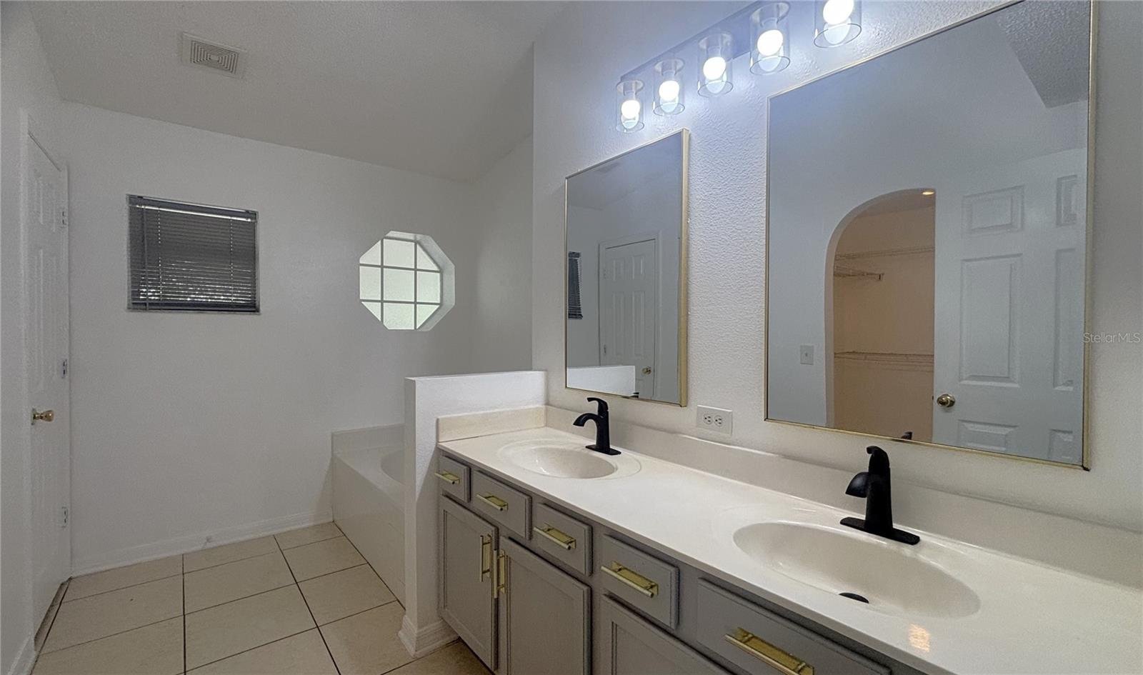 Image 14 of 25 For 10827 Laxton Street