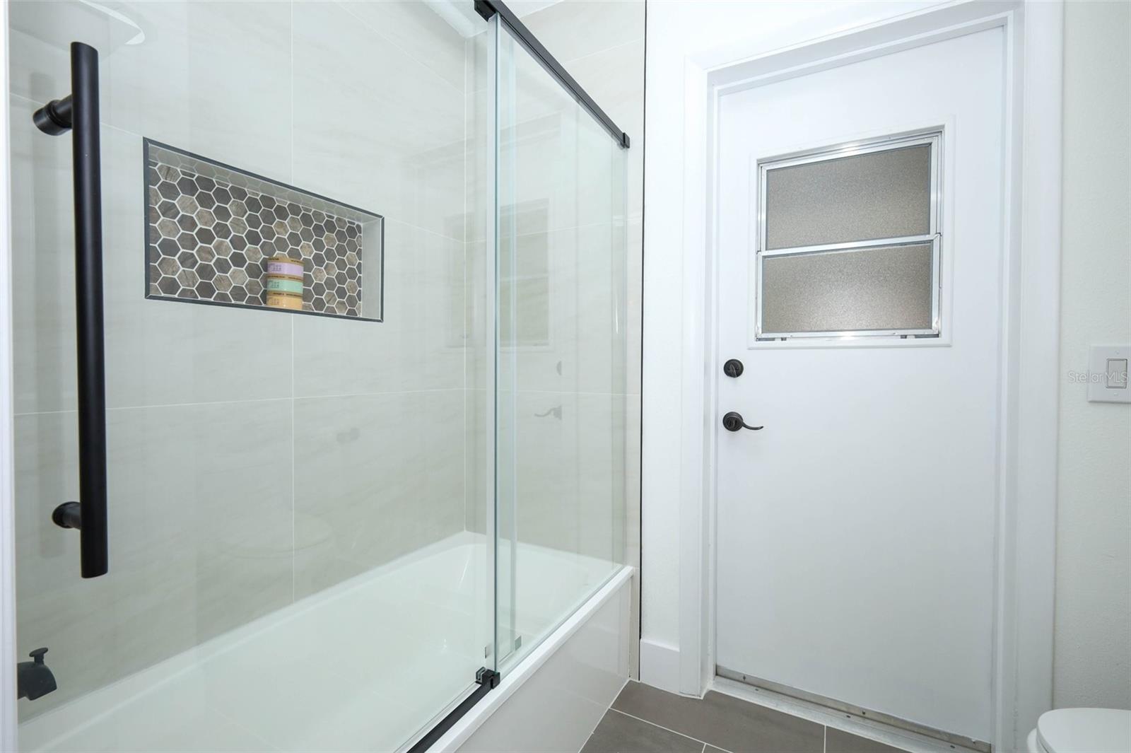 Image 19 of 40 For 302 Timbercove Circle