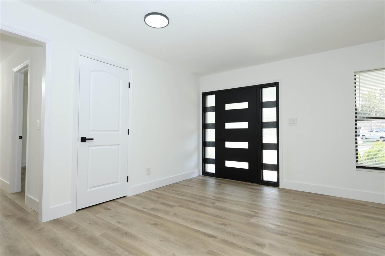 Image 4 of 40 For 302 Timbercove Circle