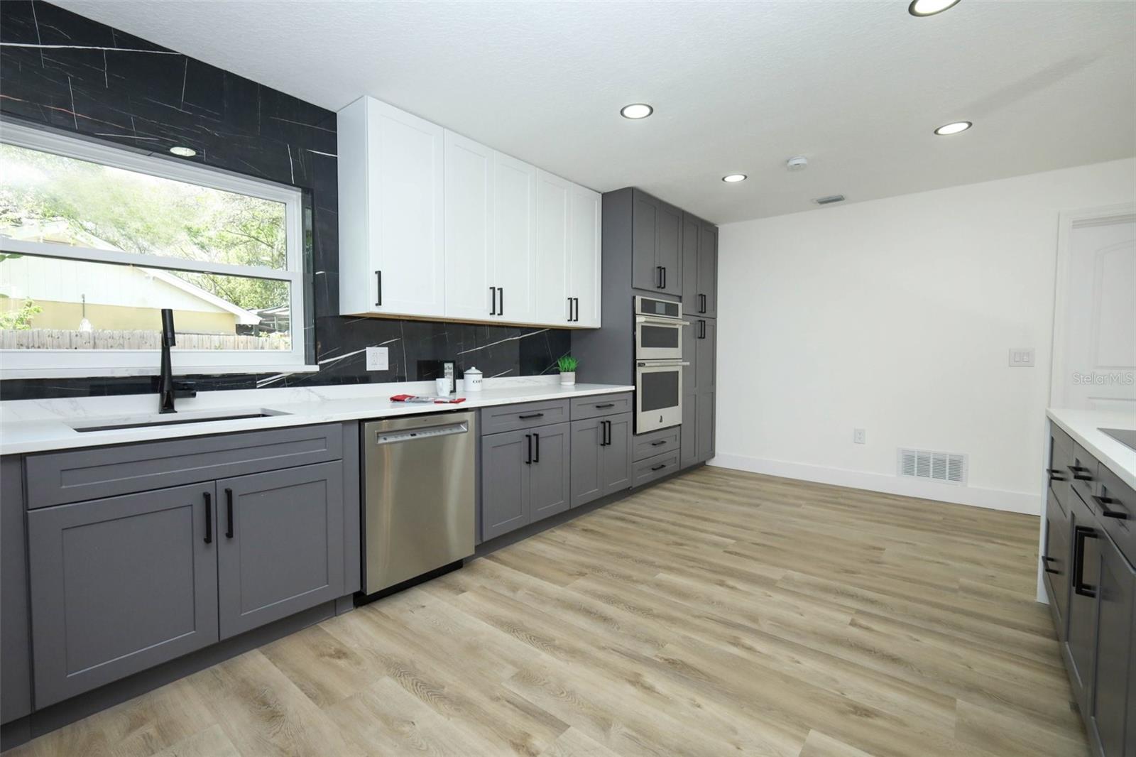 Image 8 of 40 For 302 Timbercove Circle