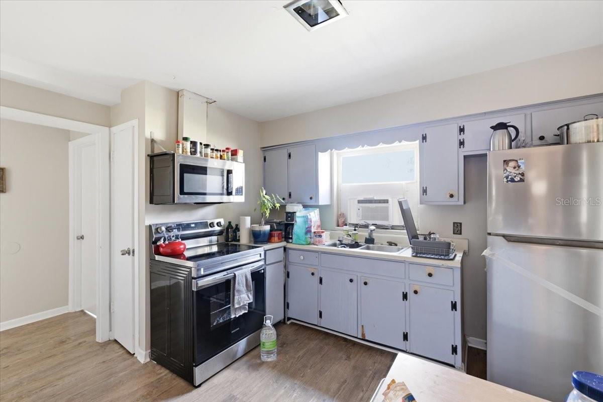 Image 33 of 71 For 454 Lakeport Cove