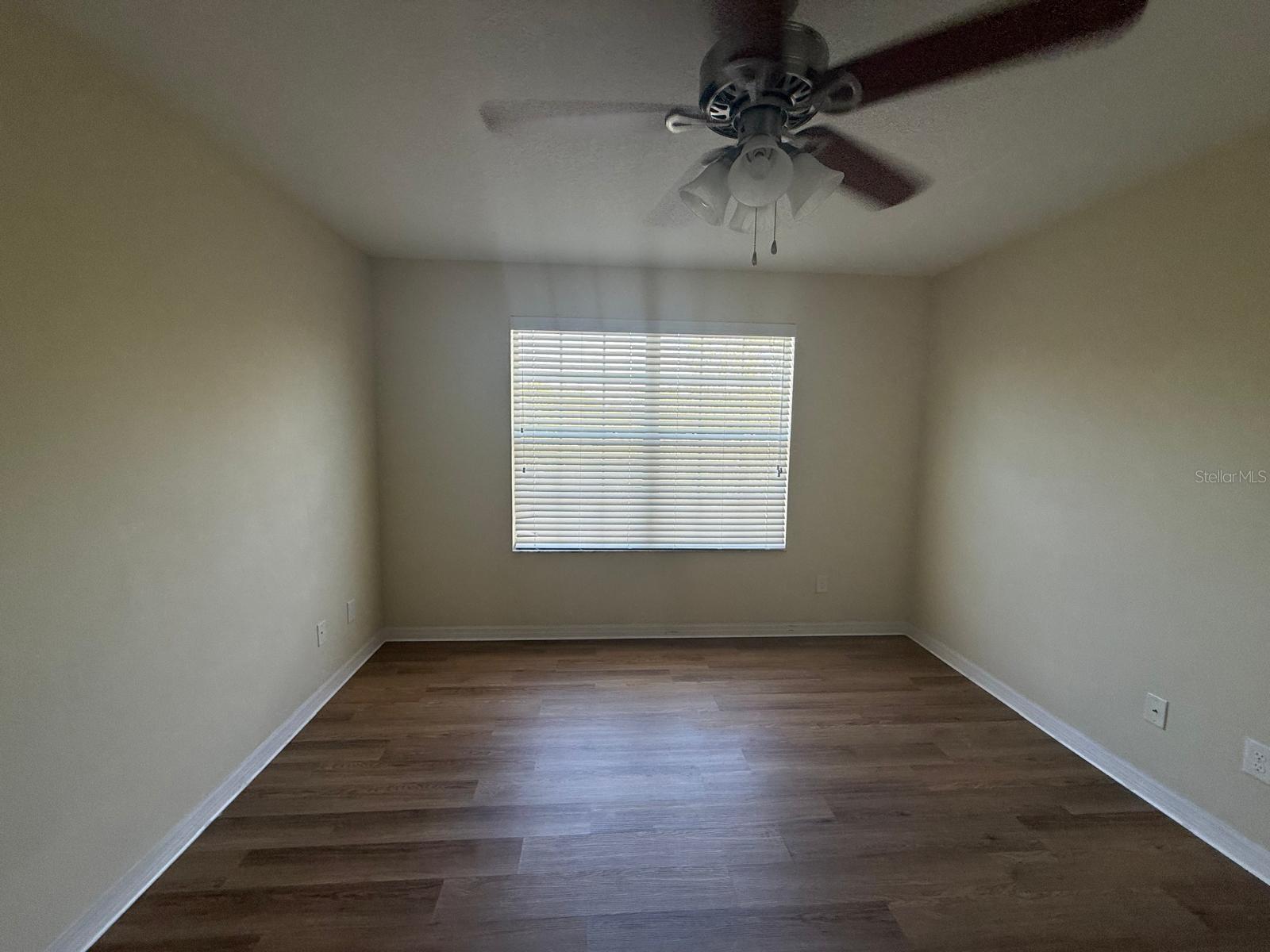 Listing photo id 15 for 3154 Rodrick Circle