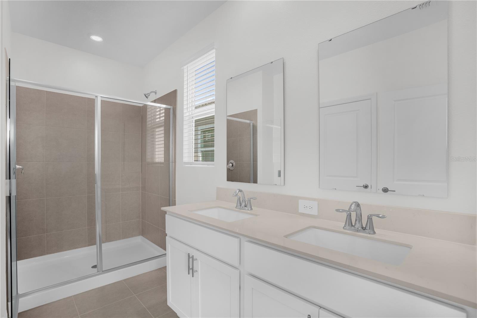 Image 15 of 33 For 2533 Rider Rain Lane