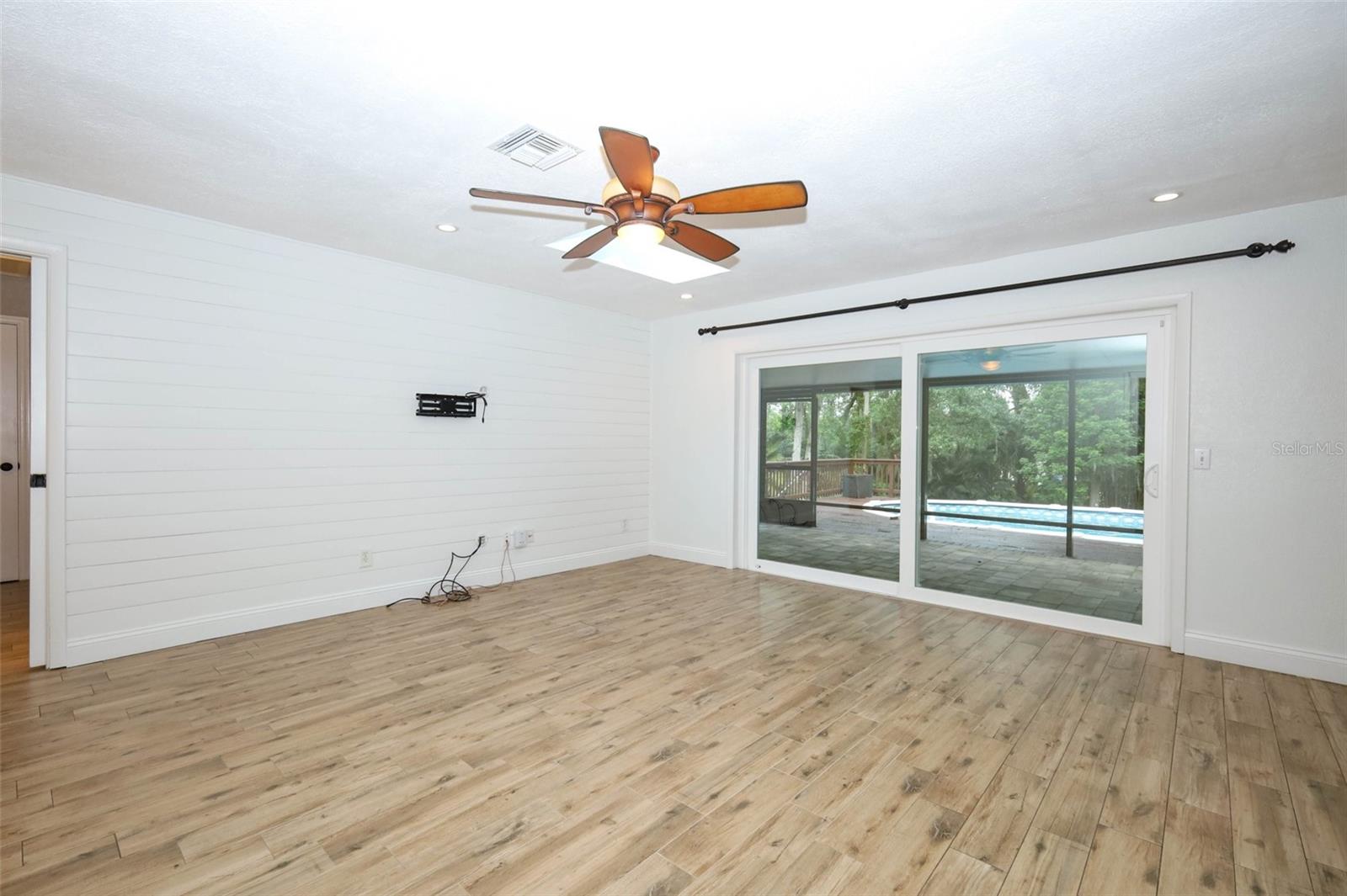 Image 8 of 44 For 411 Valencia Circle