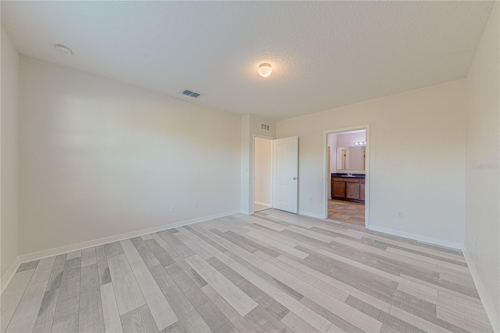 Image 19 of 38 For 16647 Broadford Lane