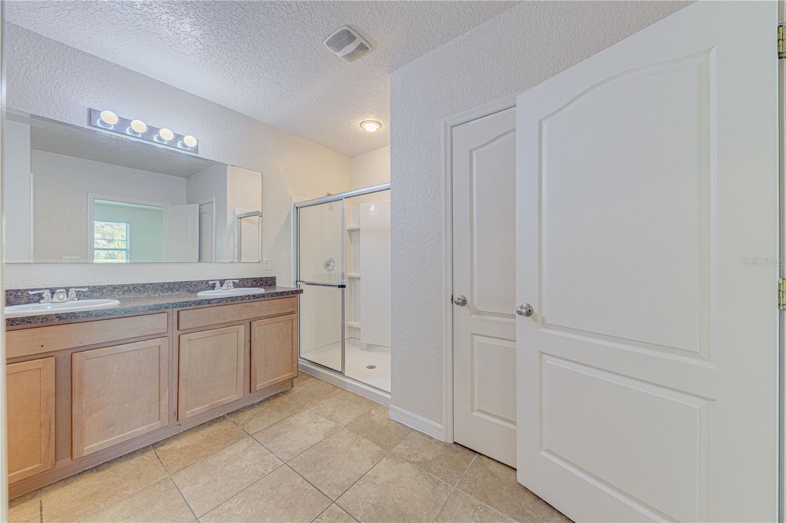 Image 21 of 38 For 16647 Broadford Lane