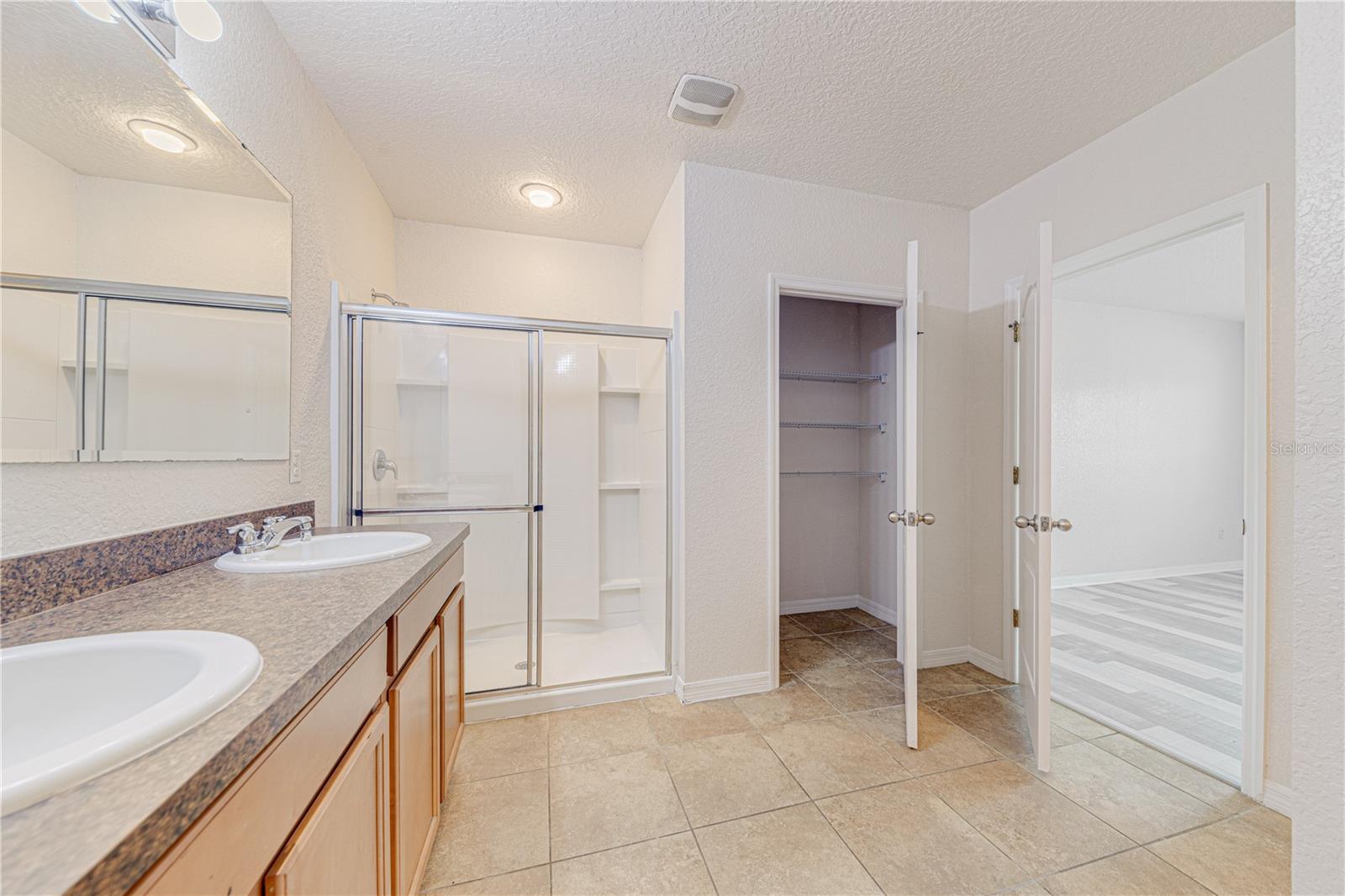 Image 23 of 38 For 16647 Broadford Lane