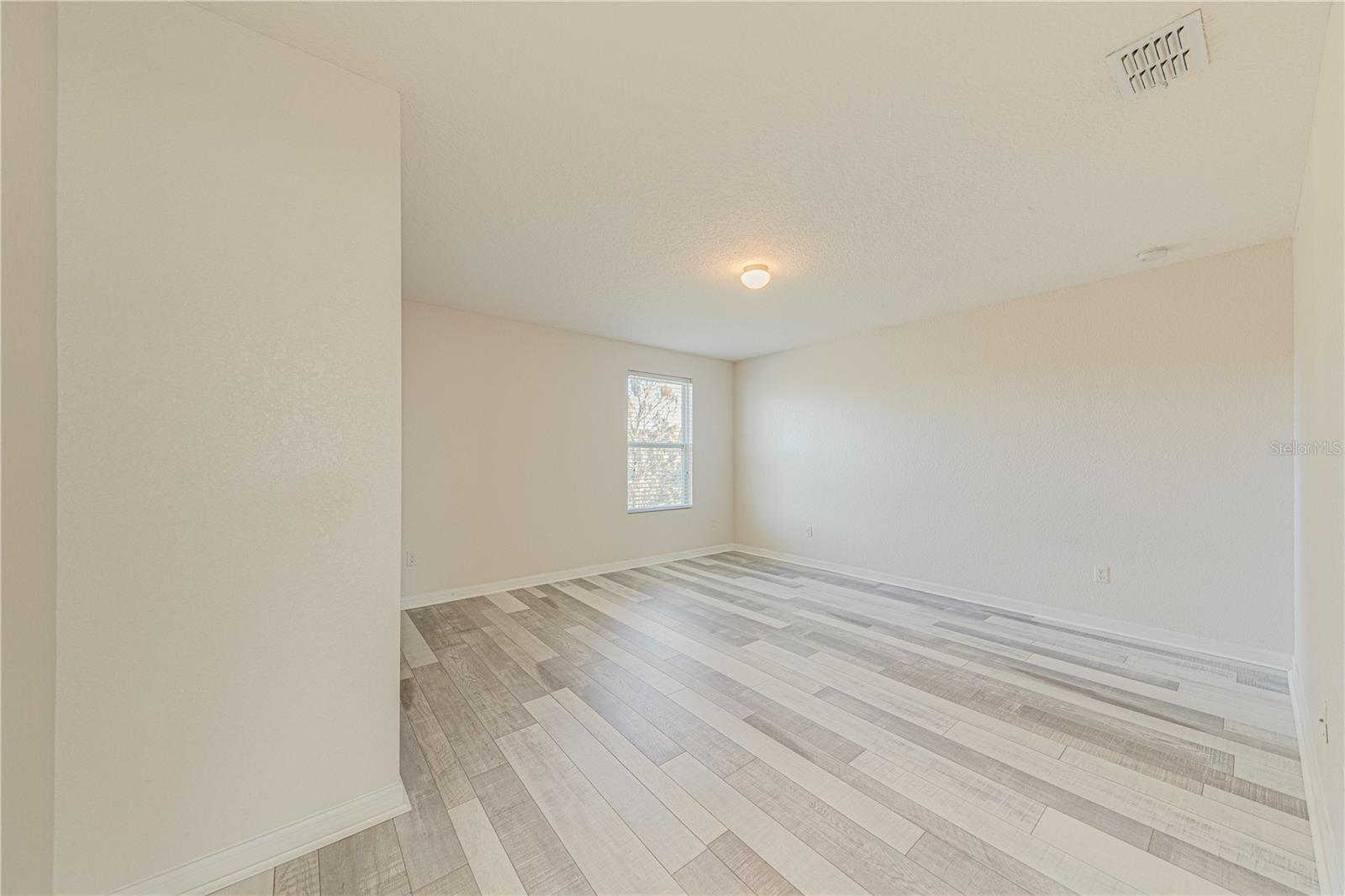 Image 26 of 38 For 16647 Broadford Lane