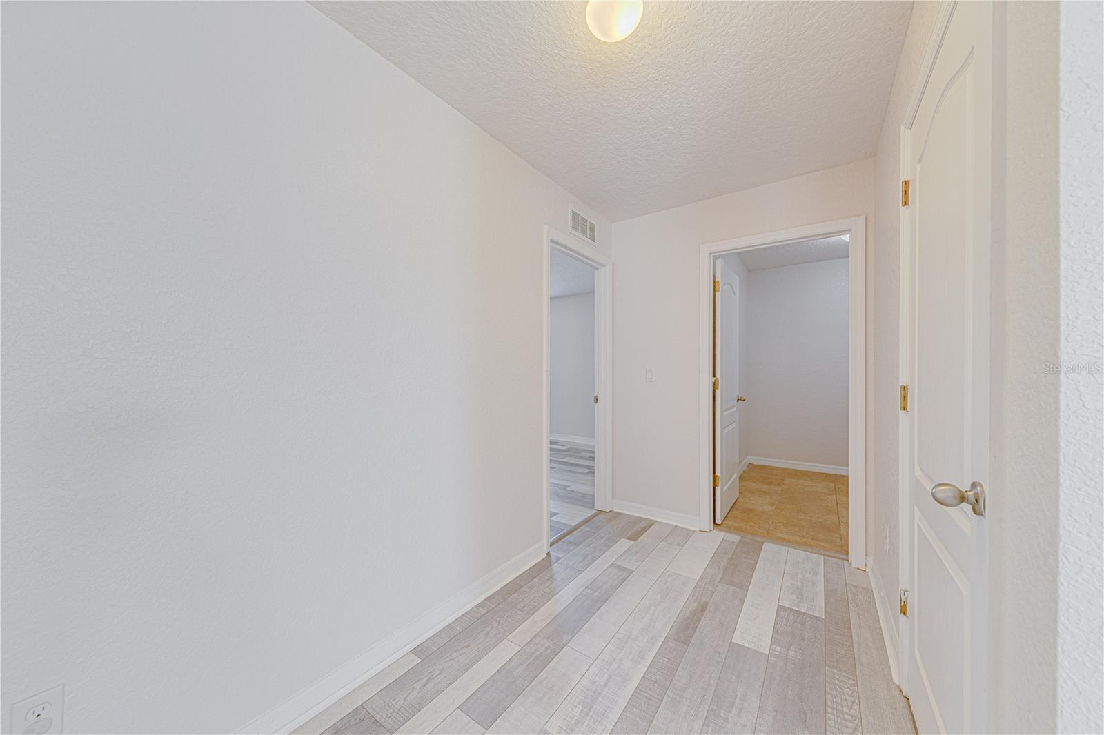 Image 28 of 38 For 16647 Broadford Lane