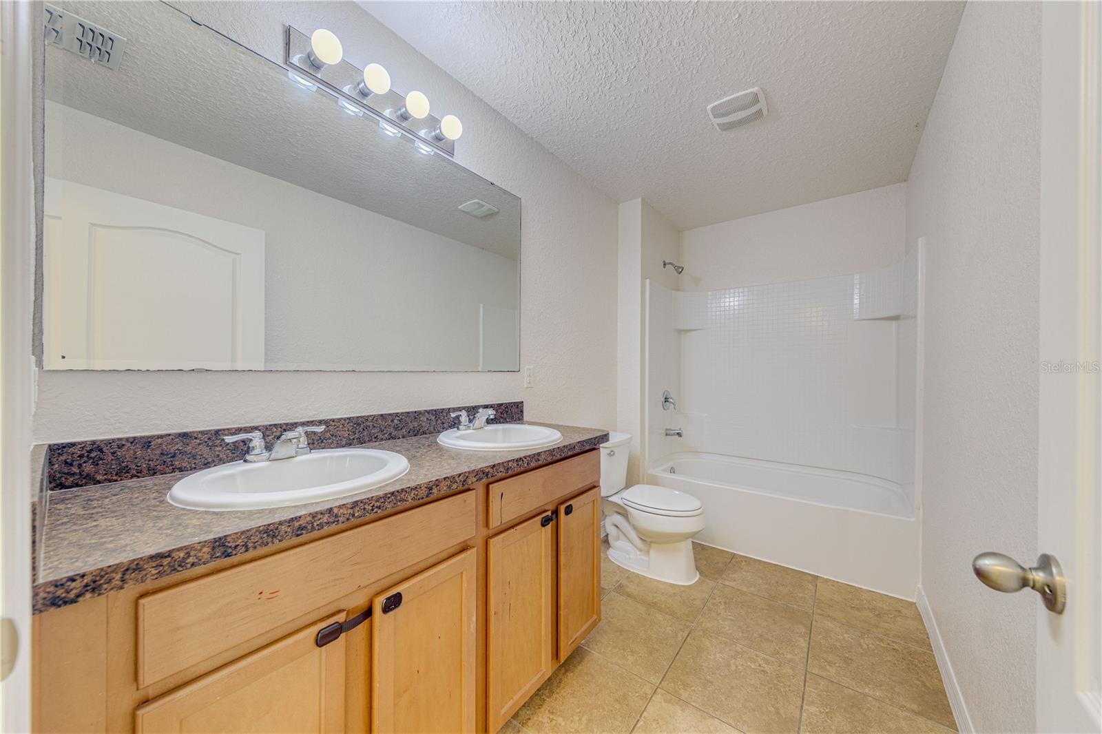 Image 33 of 38 For 16647 Broadford Lane