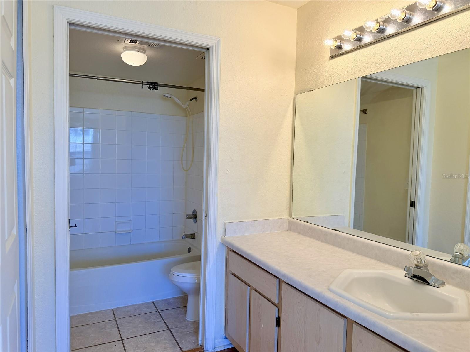 Image 17 of 33 For 13839 Fairway Island Drive 1124