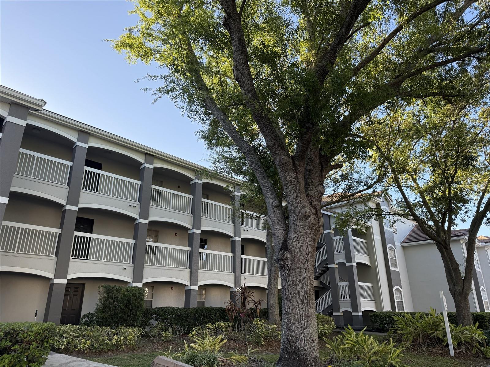 Image 3 of 33 For 13839 Fairway Island Drive 1124