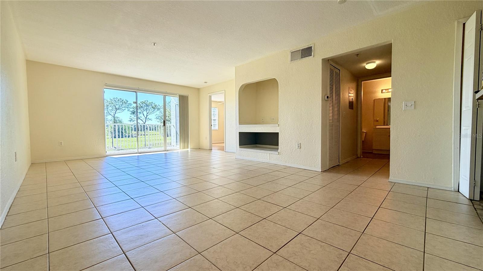 Image 6 of 33 For 13839 Fairway Island Drive 1124