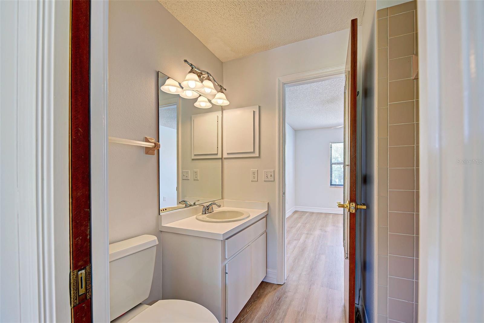 Image 16 of 34 For 10438 Waterford Avenue