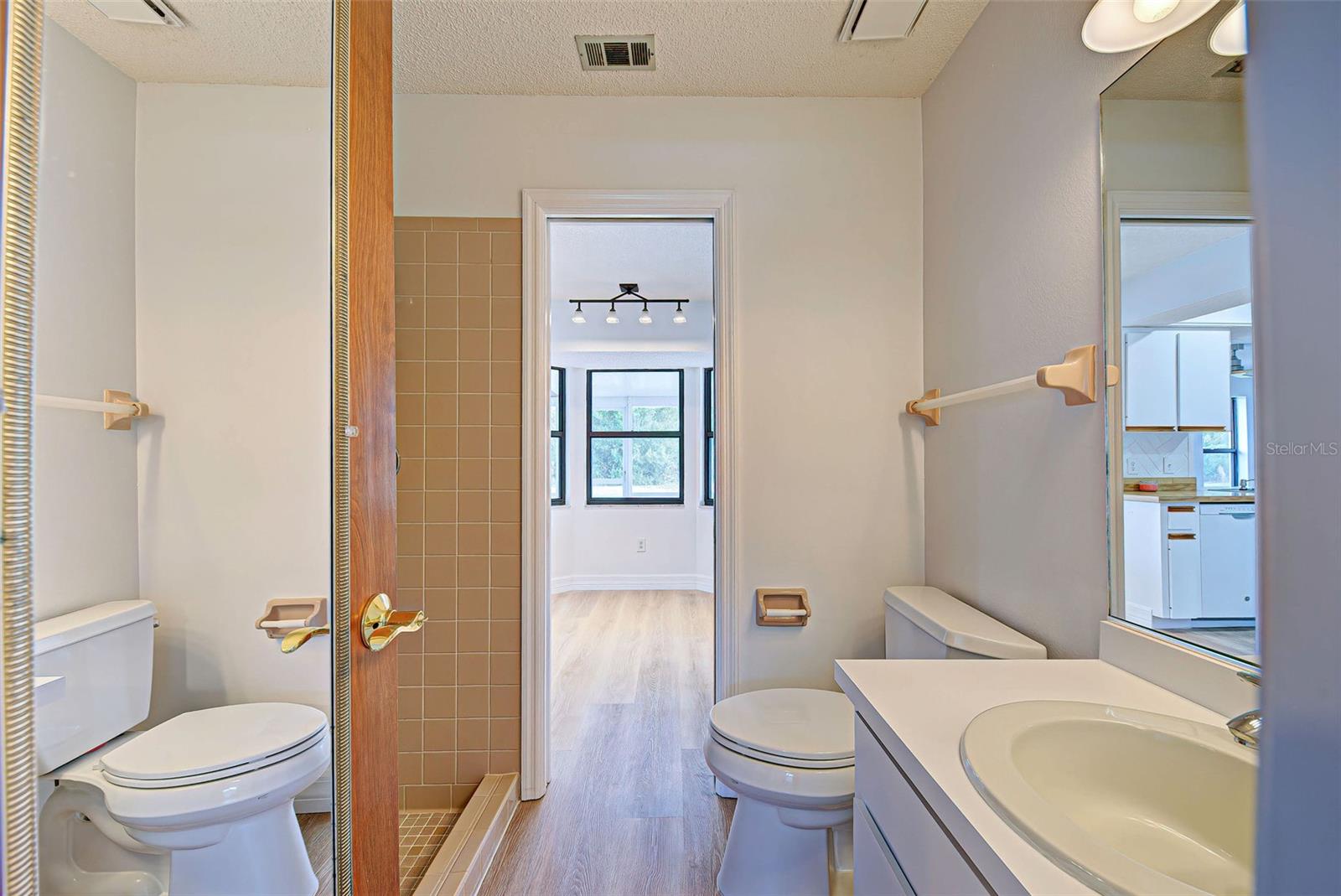 Image 18 of 34 For 10438 Waterford Avenue