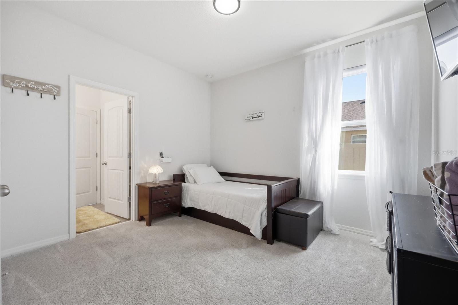 Listing photo id 16 for 468 Halter Drive