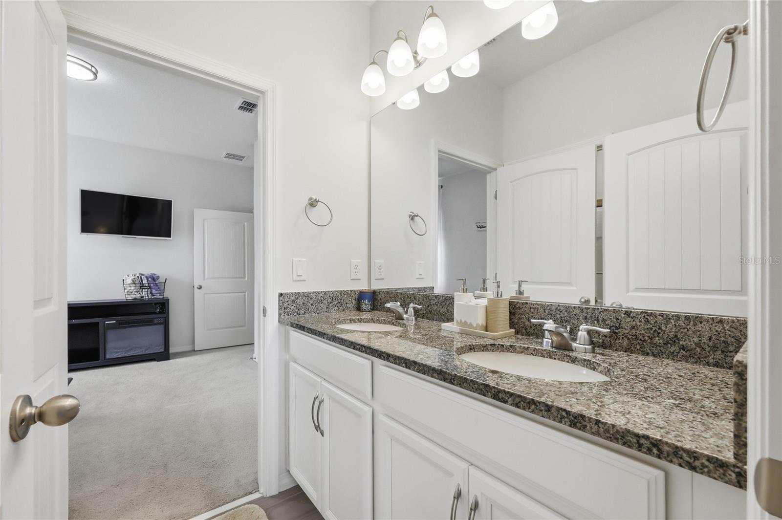 Listing photo id 17 for 468 Halter Drive