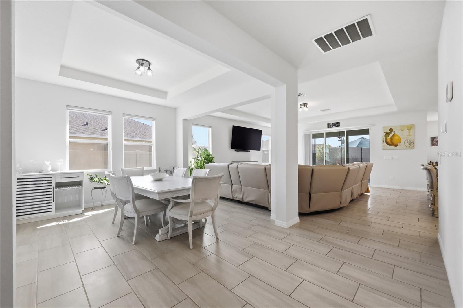 Listing photo id 2 for 468 Halter Drive