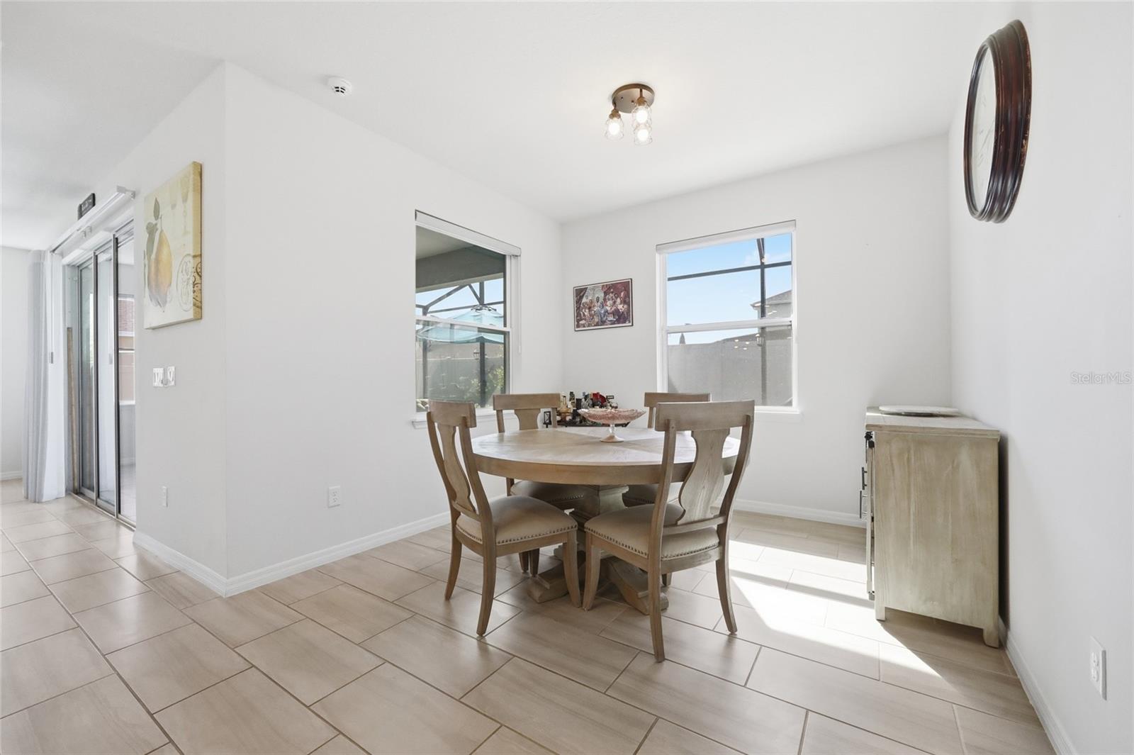 Listing photo id 7 for 468 Halter Drive