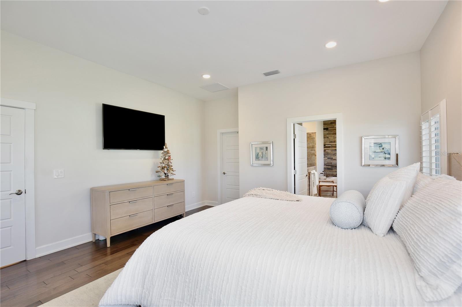 Image 35 of 96 For 210 Riverside Drive