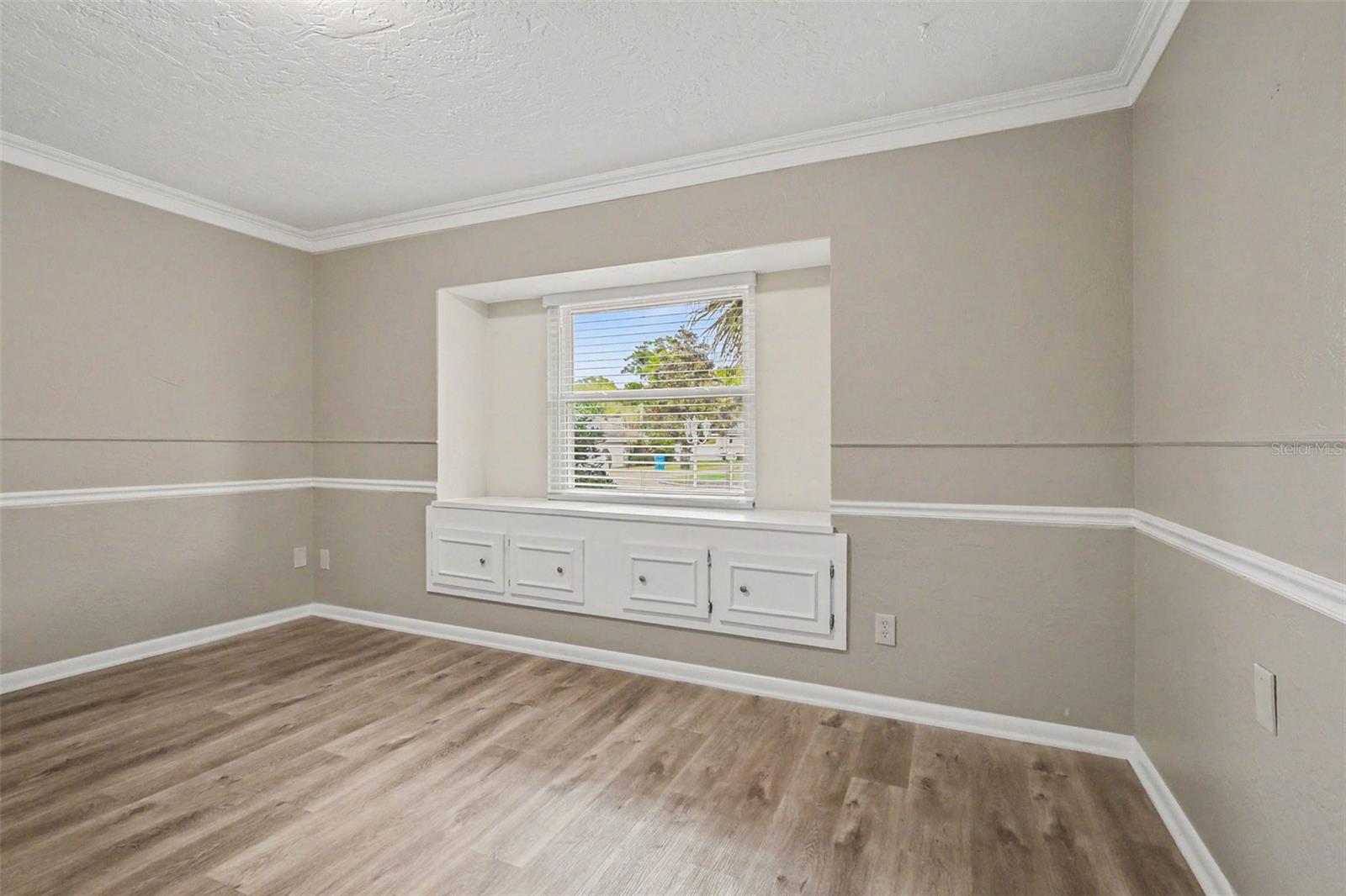 Image 2 of 15 For 4643 Valley View Drive W