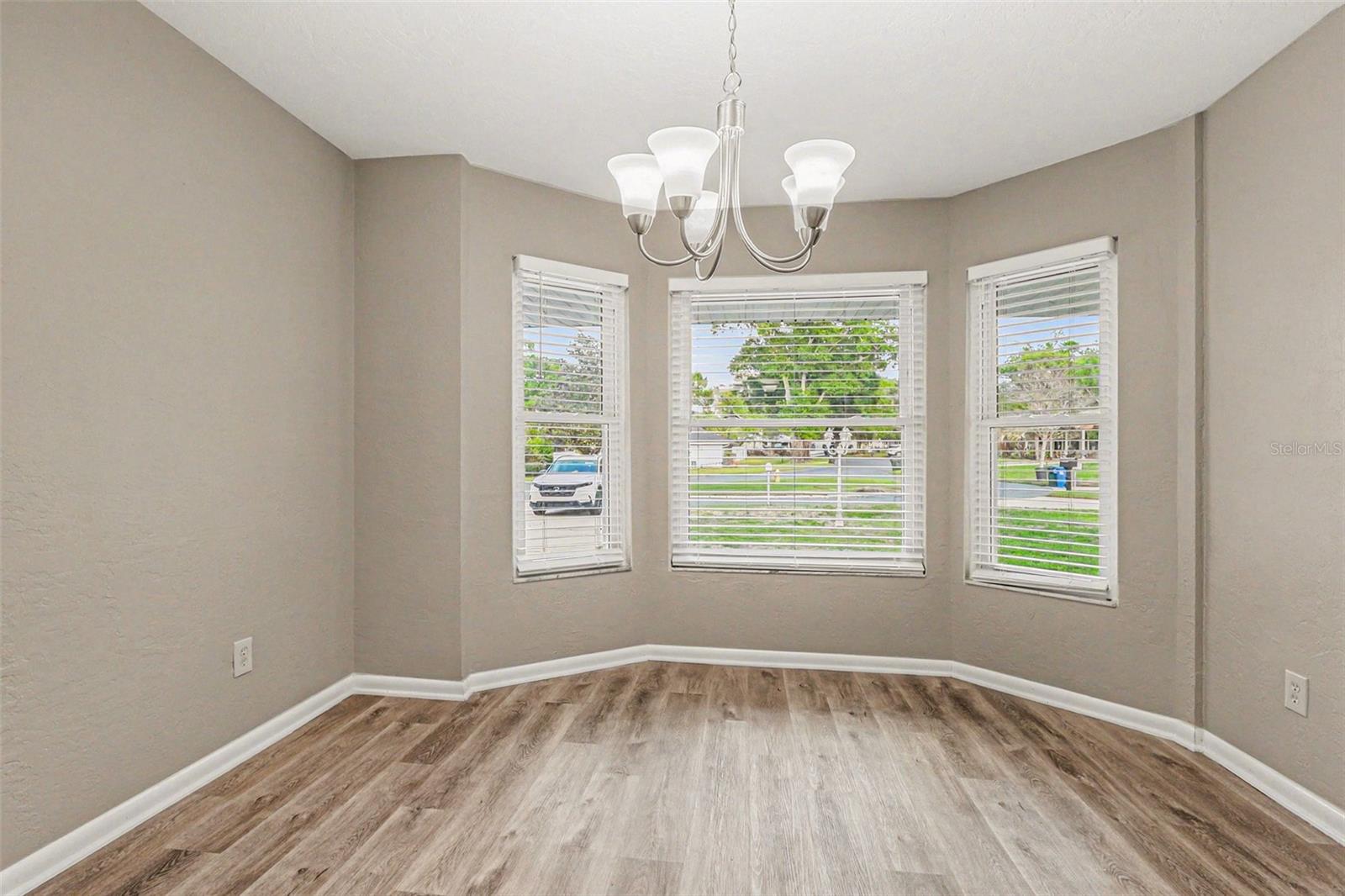 Image 3 of 15 For 4643 Valley View Drive W