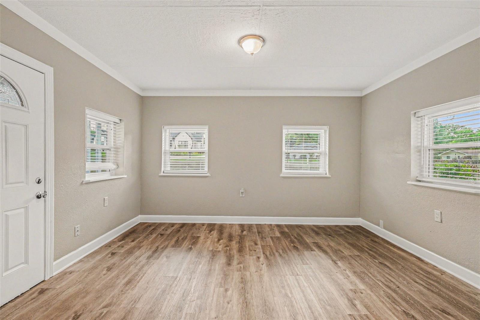 Image 5 of 15 For 4643 Valley View Drive W