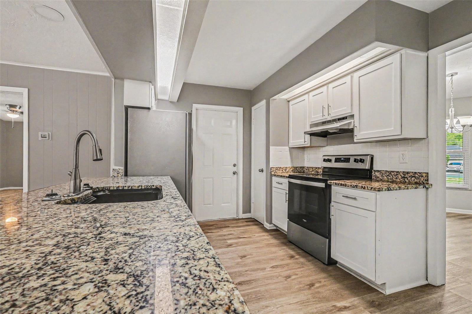 Image 6 of 15 For 4643 Valley View Drive W