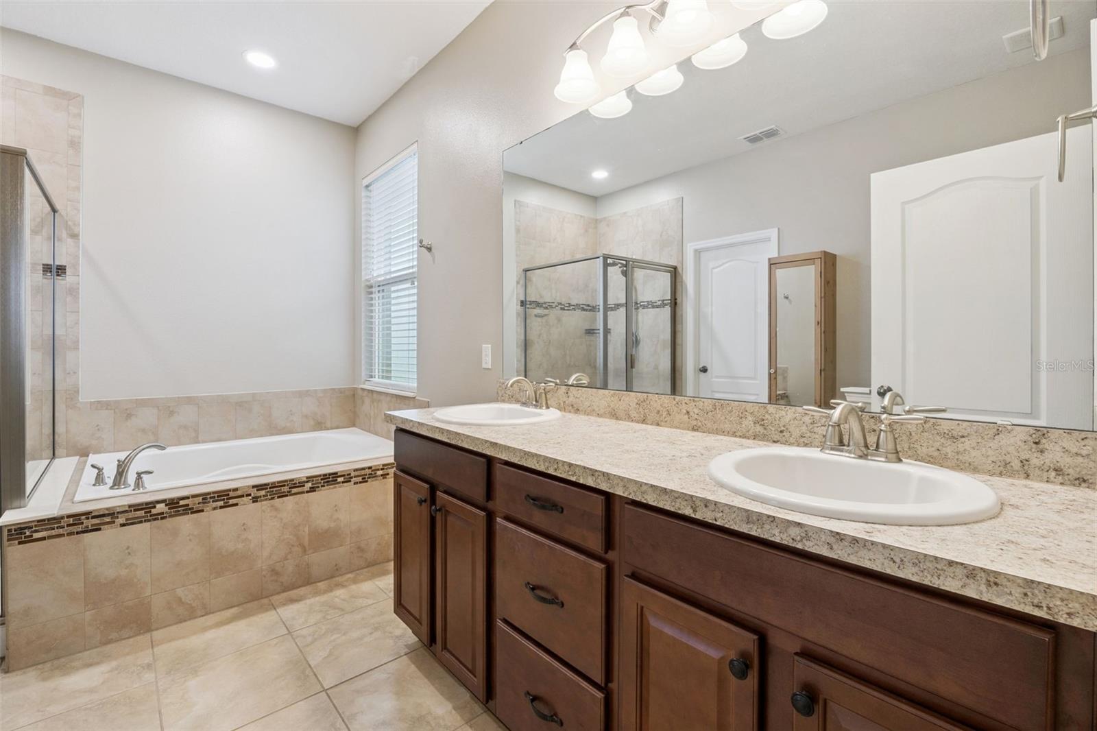 Image 28 of 52 For 1134 White Water Bay Drive