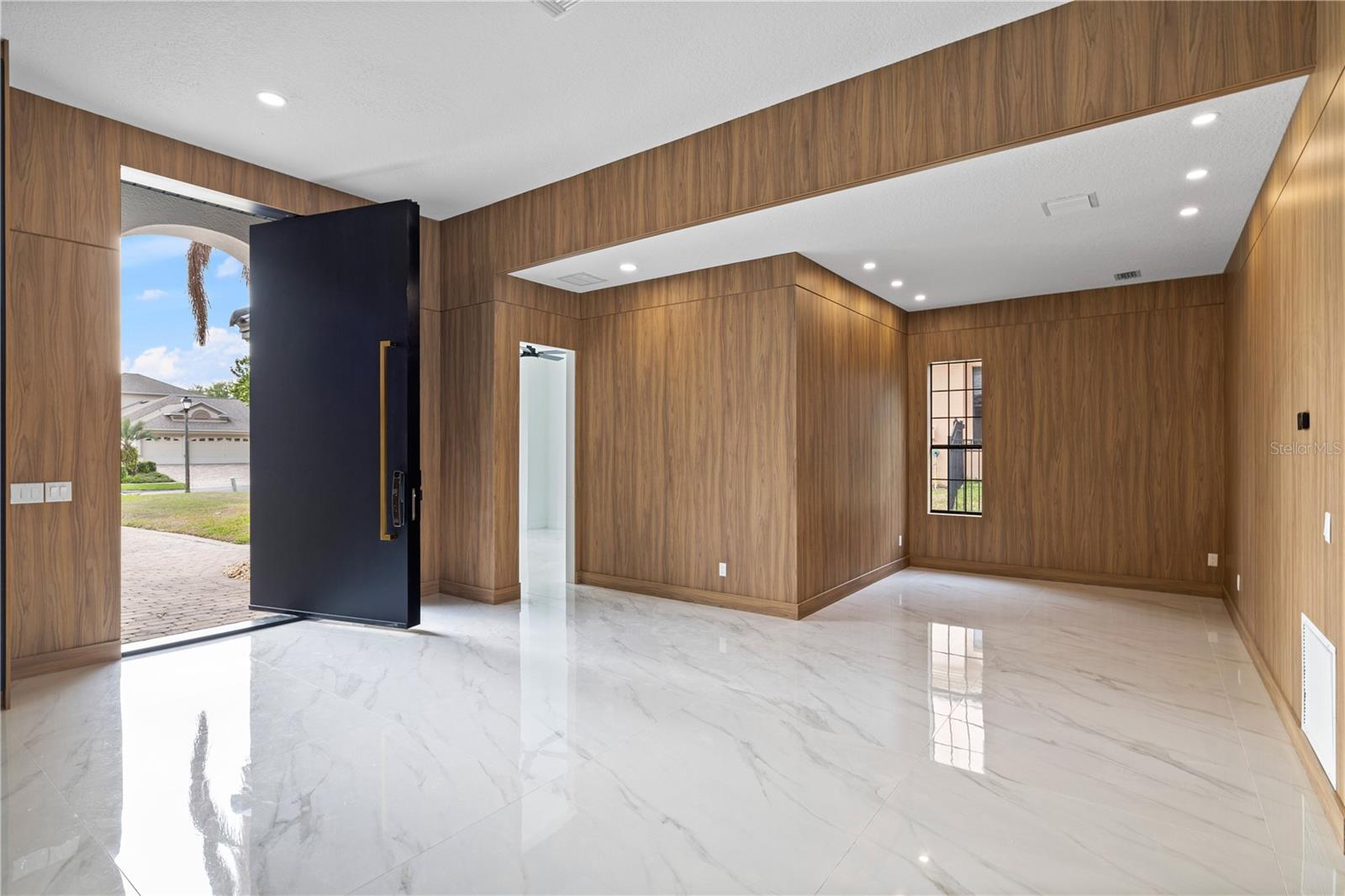 Image 4 of 78 For 812 Johns Point Drive